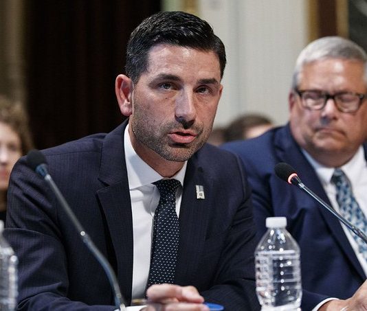 Trump nombra a un nuevo encargado interino de inmigración Wolf, que actualmente es subsecretario de estrategia, políticas y planes del DHS, sustituirá después del 11 de noviembre al actual secretario en funciones, Kevin McAleenan.