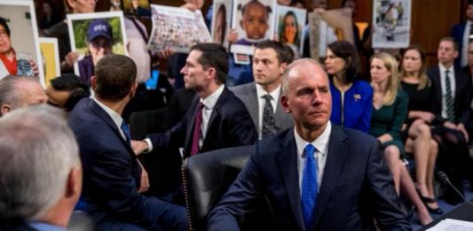 El CEO de la aeronáutica expresó en Nueva York, en una conferencia organizada por The New York Times, su propio malestar por no haber hecho aterrizar su avión 737 MAX después del primer accidente.
