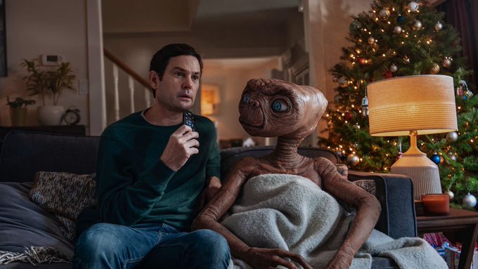 En el peque&ntilde;o cortometraje, ET vuelve a la Tierra a visitar a Elliot, ahora un padre de familia.