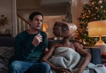 ET y Elliot se reencuentran 37 años después en un comercial de Xfinity En el pequeño cortometraje, ET vuelve a la Tierra a visitar a Elliot, ahora un padre de familia.