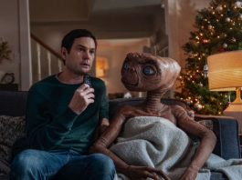 En el pequeño cortometraje, ET vuelve a la Tierra a visitar a Elliot, ahora un padre de familia.
