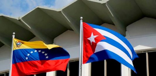 Asimismo, ha apuntado a la principal fuente de ingresos de Venezuela, el petróleo, con sanciones contundentes contra la petrolera estatal PDVSA.