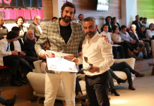 A la izquierda Victor Medina, Decano del Colegio Oficial de Decoradores Diseñadores de Interior de Madrid (CODDIM), entrega el premio a José Antonio Alonso.
