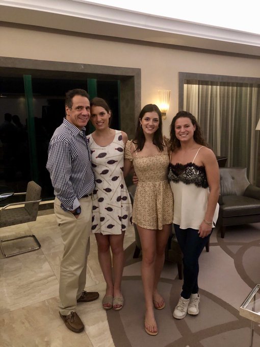 Andrew Cuomo, y sus hijas Mariah, Cara y Michaela