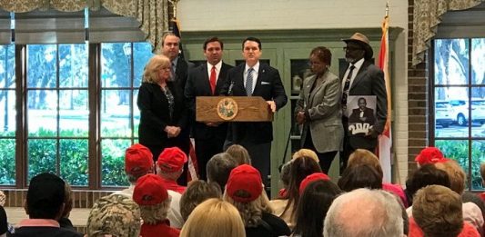 Florida es, junto a California y Texas, uno de los estados con mayor población de origen hispano, y se calcula que viven cerca 685.000 inmigrantes indocumentados.