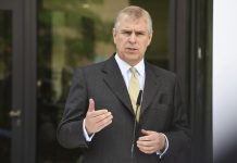 El príncipe Andrés de Inglaterra, hijo de la reina Isabel II, ha negado "categóricamente" haber mantenido relaciones sexuales con una mujer estadounidense