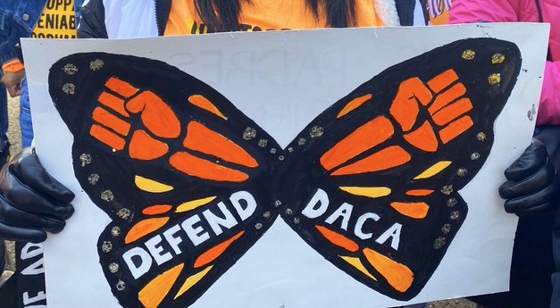 Algunas de las ayudas, que en general apoyan a los estudiantes indocumentados, provienen de leyes estatales actualmente vigentes.