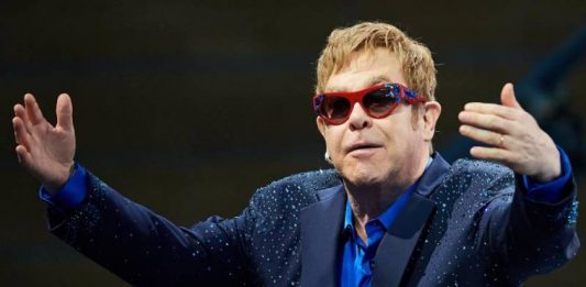 El veterano cantante y compositor británico Elton John ha admitido que le "aterrorizaba" no vivir lo suficiente para poder ver crecer a sus dos hijos tras contraer una infección después de someterse a una cirugía por cáncer de próstata.