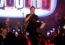 Figuras de la música latina recaudan fondos en Latin Grammy contra párkinson Los responsables de "Los Producers" aseguraron en una nota que el acto, logró recaudar 135.000 dólares destinados a la Fundación Michael J. Fox.
