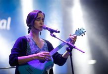 La mexicana Julieta Venegas abre el festival La Mar de Músicas en España La cantante mexicana Julieta Venegas lanzó su nuevo álbum "La Enamorada", un disco en el que recupera las canciones de la obra de teatro en la que la cantante actúa en el Teatro Picadero de Buenos Aires.