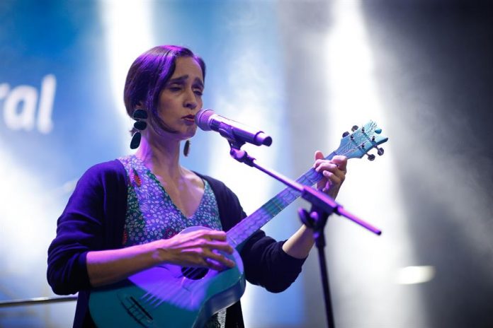 Julieta Venegas lanza La Enamorada La cantante mexicana Julieta Venegas lanzó su nuevo álbum