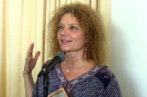 Hija de una maestra de literatura, Suárez creció rodeada de libros. A los ocho años intentó escribir su primera novela, sin embargo sus obsesiones eran la música y las matemáticas.