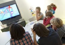 Los niños y las niñas pasan más tiempo que lo recomendado delante de pantallas de televisión, computadoras o teléfonos móviles