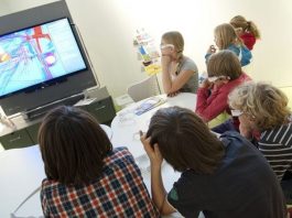 Reaccionamos a lo viral, ignoramos lo real Los niños y las niñas pasan más tiempo que lo recomendado delante de pantallas de televisión, computadoras o teléfonos móviles