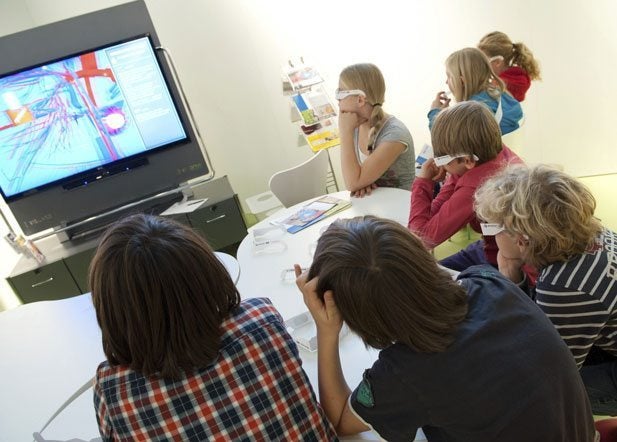 Los niños y la tecnologia Los niños y las niñas pasan más tiempo que lo recomendado delante de pantallas de televisión, computadoras o teléfonos móviles