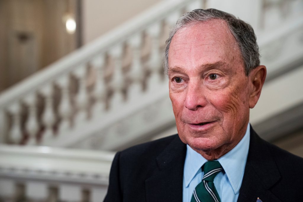 Bloomberg ha donado diez mil millones de dólares a obras de caridad en más de quinientas ciudades en ciento treinta países de todo el mundo y se ha unido a The Giving Pledge, donde los multimillonarios se comprometen a regalar al menos la mitad de su fortuna.