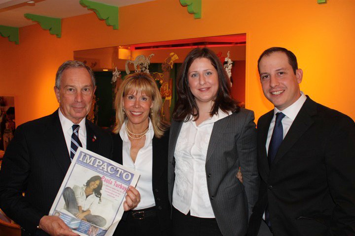 Michael Bloomberg en el 2010 cuando era alcalde de Nueva York se reunión con Jason Smith, Gail Smith y Vanessa Smith de Impacto Latino para conversar sobre temas relevantes de la comunidad latina de Nueva York.