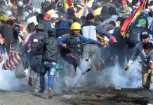 Morales denunció que "los golpistas se esfuerzan para disimular su racismo con falsos "desagravios" a la Wiphala" y aseguró que "el pueblo ya se ha dado cuenta".