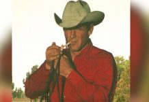 Muere a los 90 años Robert Norris, imagen de los cigarrillos Marlboro La foto de Norris, con su inseparable sombrero de vaquero y encendiendo un cigarrillo, inundó vallas publicitarias, páginas de revistas y la televisión.