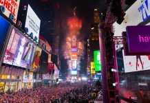 Con más de 31 eventos comienza la celebración de la navidad en Nueva York La bola de casi 6 toneladas, cubierta con 2,688 triángulos de cristal de Waterford, tiene la capacidad de iluminar la noche desde la torre One Times Square.