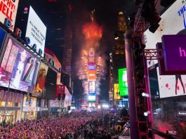 La bola de casi 6 toneladas, cubierta con 2,688 triángulos de cristal de Waterford, tiene la capacidad de iluminar la noche desde la torre One Times Square.