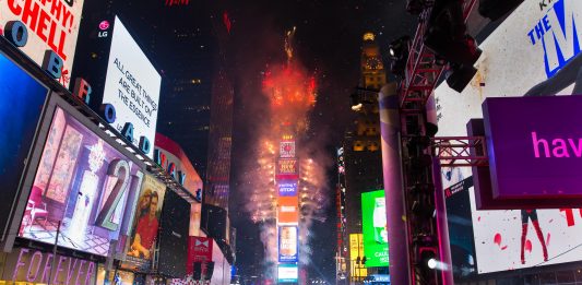 La bola de casi 6 toneladas, cubierta con 2,688 triángulos de cristal de Waterford, tiene la capacidad de iluminar la noche desde la torre One Times Square.