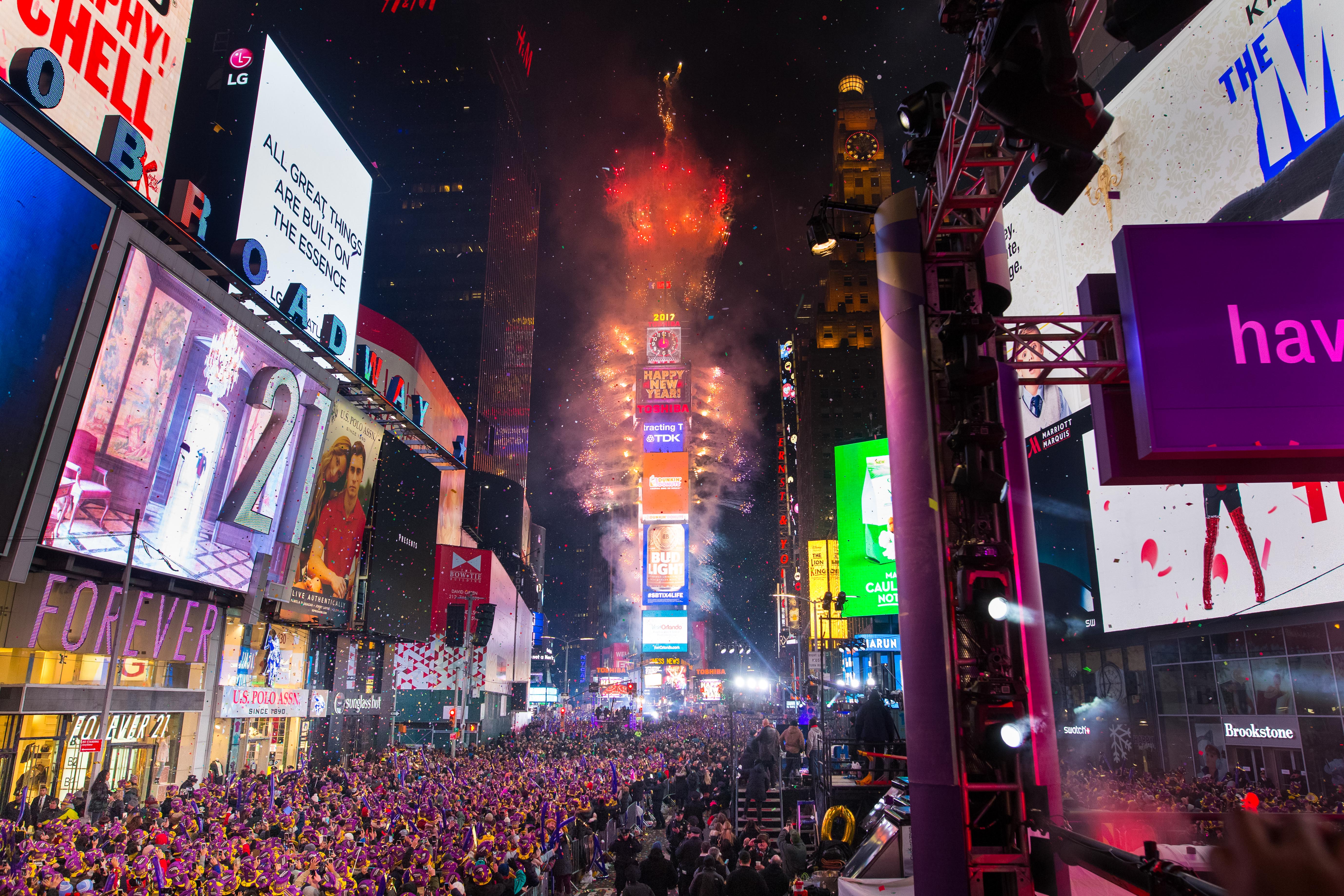 La bola de casi 6 toneladas, cubierta con 2,688 tri&aacute;ngulos de cristal de Waterford, tiene la capacidad de iluminar la noche desde la torre One Times Square.