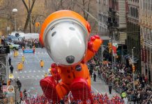 Neoyorquinos pueden disfrutar del desfile de globos de Macy's pese al viento El desfile, muy concurrido, lo completaron 26 carrozas, 1.200 bailarines y portadores de los inflables, más de 1.000 payasos y 11 bandas de música.