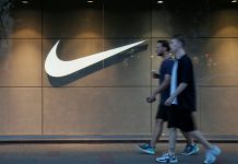 Nike dejará de vender productos a través de la plataforma Amazon Antes de 2017, Nike se había resistido a dicho acuerdo con Amazon, centrando su atención en su propio mercado y tiendas en línea.