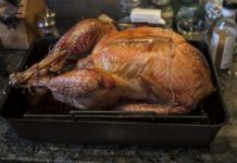 Estados Unidos celebra este jueves el día de Acción de Gracias con kilos de pavo sobre la mesa y un incómodo tema de conversación como guarnición en muchos hogares: el juicio político