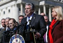 Peter King, otro congresista de Nueva York que no buscará reelección en 2020 King indicó que tomó la decisión luego de haberlo consultado con su esposa Rosemary, su hijo Sean y su hija Erin.