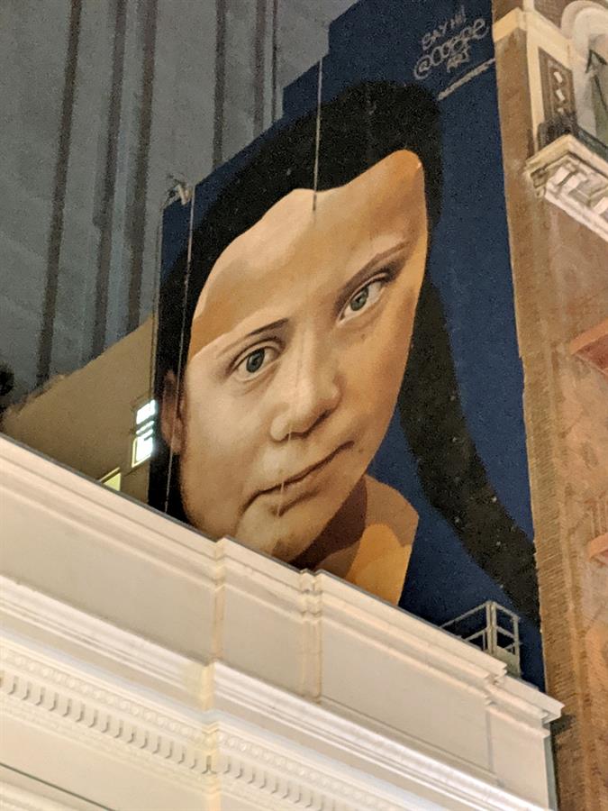 Pintan un mural gigante de Greta Thunberg en el centro de San Francisco.