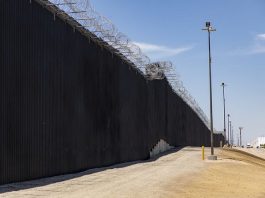 De acuerdo a las fuentes, con esa herramienta los traficantes pueden seccionar en cuestión de minutos alguno de los bolardos de acero y hormigón del muro..