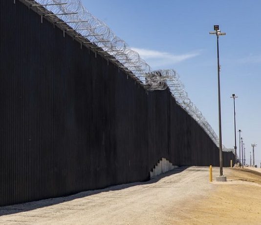 De acuerdo a las fuentes, con esa herramienta los traficantes pueden seccionar en cuestión de minutos alguno de los bolardos de acero y hormigón del muro..