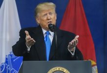 "Estos acontecimientos lanzan una fuerte señal a los regímenes ilegítimos en Venezuela y Nicaragua", aseguró Trump en un comunicado.