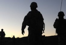 Trump perdona a tres militares vinculados a crímenes de guerra Trump perdona a tres militares vinculados a crímenes de guerra.