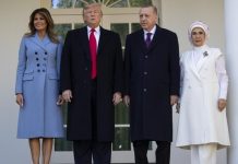Erdogan llegó a la Casa Blanca acompañado de su esposa, Emine, hacia el mediodía, y se dirigió al Despacho Oval para una primera reunión con Trump y la primera dama, Melania.