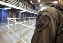 Un guardia de una cárcel de California permitió que unos treinta reclusos hicieran una fiesta para celebrar la muerte de un miembro de una pandilla.