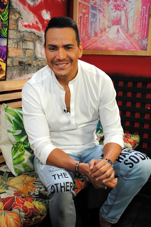 El artista ha preparado un repertorio musical que plasma el folclore de su Puerto Rico natal con temas muy variados.