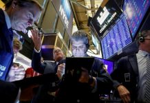 Wall Street registra un discreto avance tras una semana de bajadas por China Wall Street registró un ligero avance después de una semana afectada por las omnipresentes preocupaciones del mercado por las conversaciones entre China.