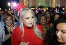 La gobernadora de Puerto Rico participa en un "Viernes Negro" sin incidentes Vázquez escogió la tienda de la cadena Walmart del municipio de Toa Baja para comprobar los precios del "Viernes Negro" y adquirir algunos productos.