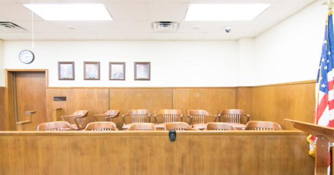 juicio en nueva york Un miembro de una pandilla de Nueva York, condenado a 15 años de prisión en 2017, enfrentará un nuevo juicio al descubrirse que un testigo del proceso en su contra y una integrante del jurado sostienen una relación amorosa.