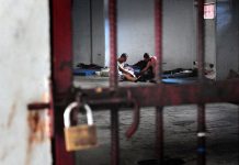 Otro pasajero lo vio mirando porno infantil y ahora estará 5 años preso Una veintena de indocumentados cubanos detenidos en centros de detención de Nuevo México han sido encarcelados en solitario por realizar huelgas de hambre y denunciar el trato "inhumano" que reciben