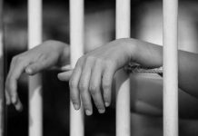 Arrestan a una mujer acusada de apuñalar a cliente que le dio poca propina por domicilio Naisha García Cortijo, la madre de 28 años detenida el domingo por dejar a sus tres hijos menores solos en su residencia, fue encarcelada tras ser acusada por maltrato y negligencia