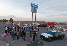 El supermercado Walmart de El Paso, Texas, donde en agosto pasado ocurrió una masacre de manos de un joven armado con un fusil, reabrió sus puertas este jueves sin dejar de recordar a las 22 víctimas mortales del tiroteo.
