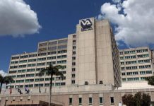 La Fiscalía denunció que los empleados, usando tarjetas de crédito oficiales, ordenaron suministros médicos a través de vendedores corruptos.