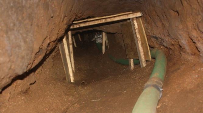 La excavación clandestina fue realizada dentro de uno de los túneles de drenaje del municipio de Nogales.
