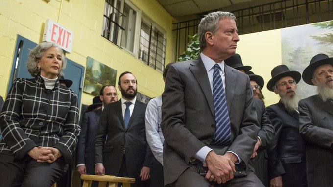 El alcalde, Bill de Blasio, aseguró en un comunicado difundido este día que "seguirá añadiendo todas las medidas necesarias para acabar con esta crisis".