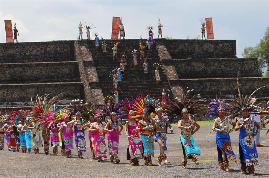 Fotografía de un ritual en la ciudad prehispánica de Teotihuacán.