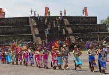 Cuando México intentó suprimir a Santa Claus Fotografía de un ritual en la ciudad prehispánica de Teotihuacán.